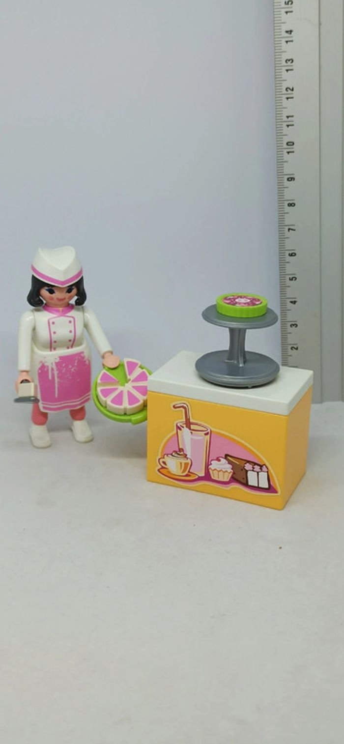 Femme pâtissière avec gâteaux playmobil