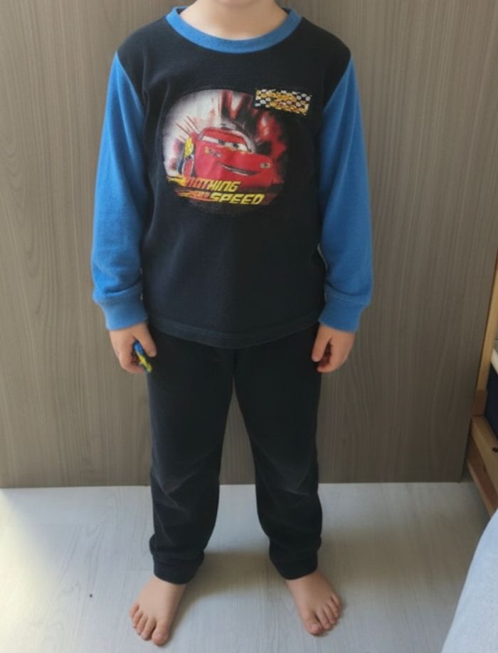 Pyjamas deux piècesCars Pyjamas deux pièces
🏁 Ensemble pyjama / tenue détente Cars – 4/5 ans 🏁