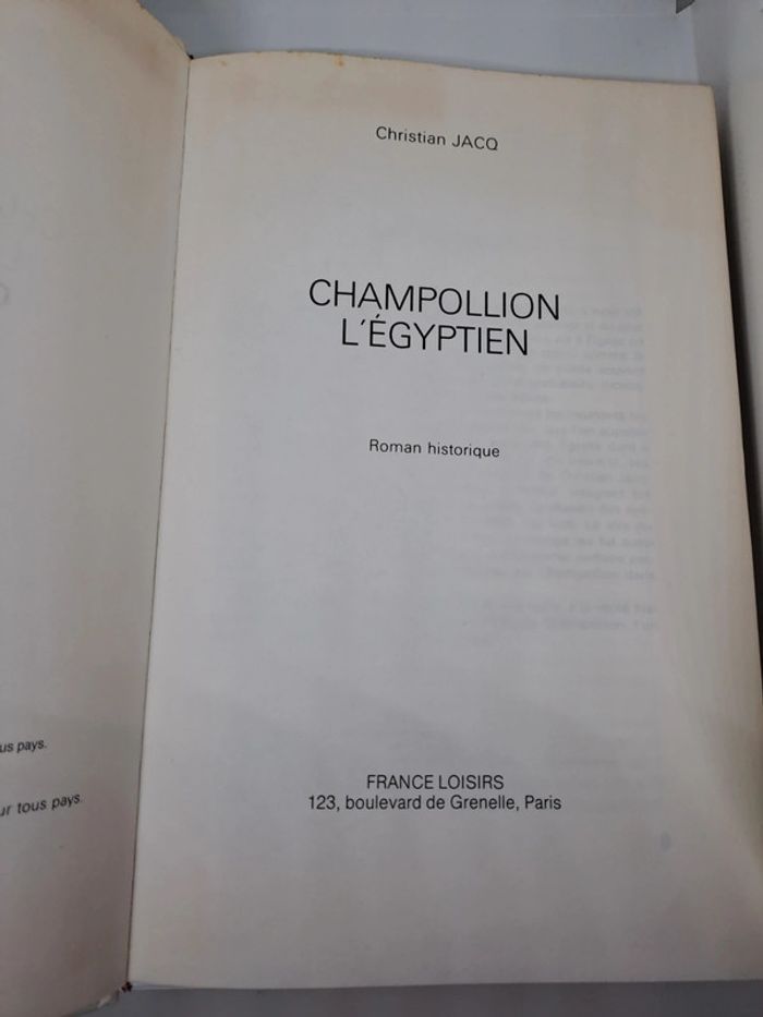 "Champollion l'égyptien", de Christian Jacq.
France loisirs.
404 pages. 
ISBN : 2.7242.3496.0 - photo numéro 2