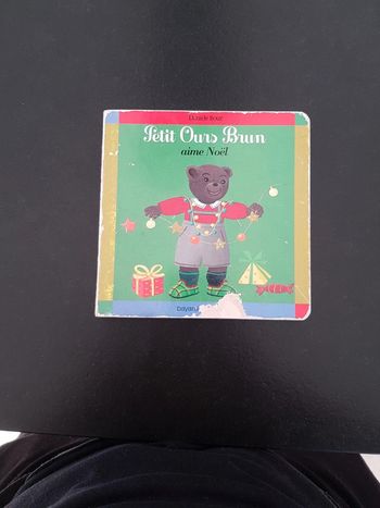 Petit ours brun aime Noël