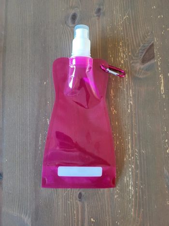 Gourde rose souple réutilisable bouchon sport à accrocher NEUF