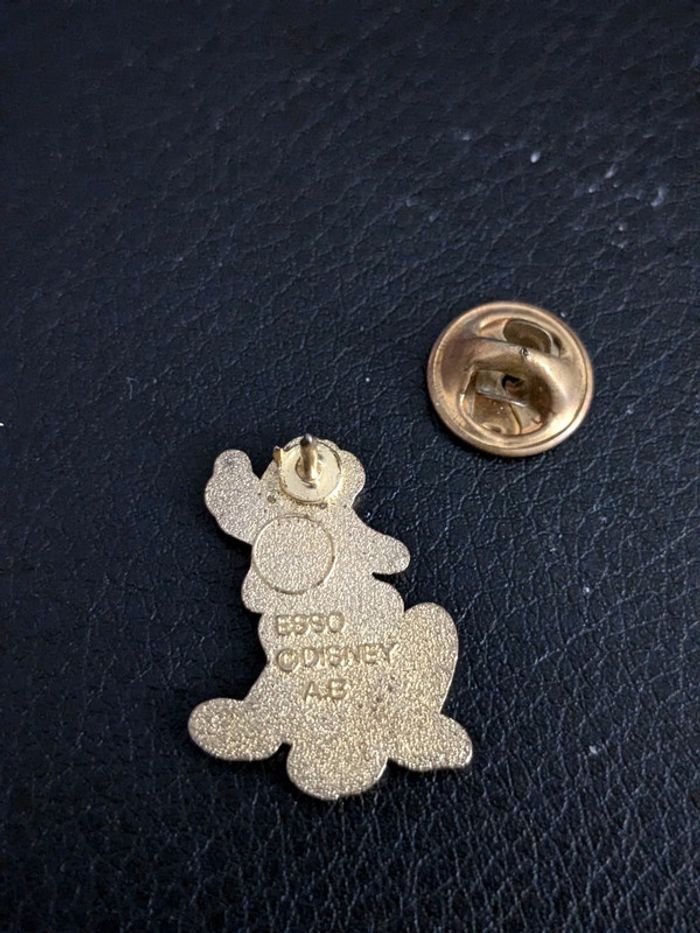 Pin's Disney Pluto signé AB - photo numéro 2