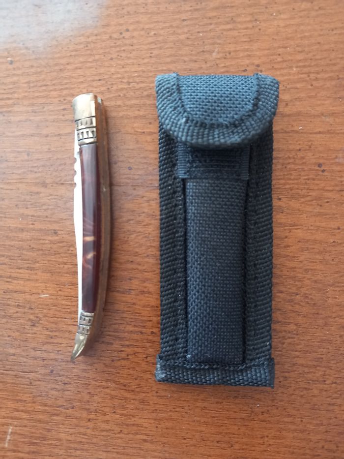 Couteau pliant avec etui
