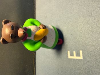 petit ours brun - maman avec baguette de pain 