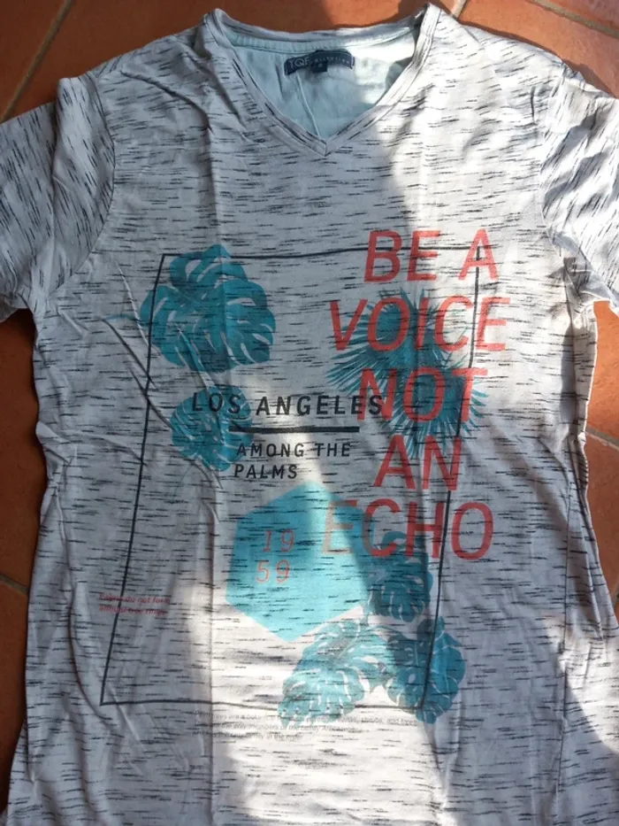 Joli T-shirt col V