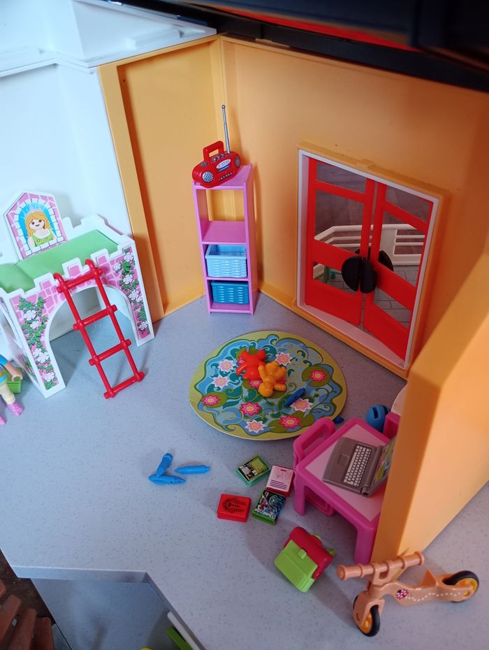 Maison moderne Playmobil avec accessoires - photo numéro 9