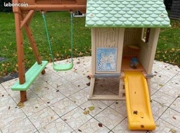 Cabane Winnie l’ourson avec toboggan, balançoire et bac à sable Smoby