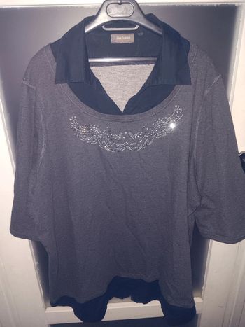 Pull taille 54/56 avec col noir