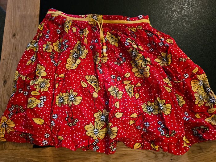 Jupe rouge fleurie