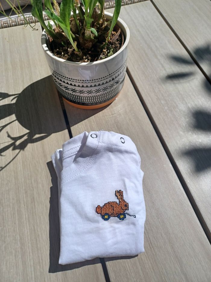 T-shirt petit lapin brodé main❤️ - photo numéro 2