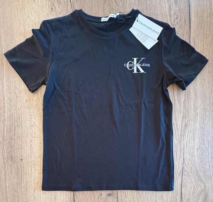 Tee shirt Calvin Klein taille 12 ans neuf avec étiquette