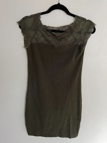 Robe kaki avec dentelle