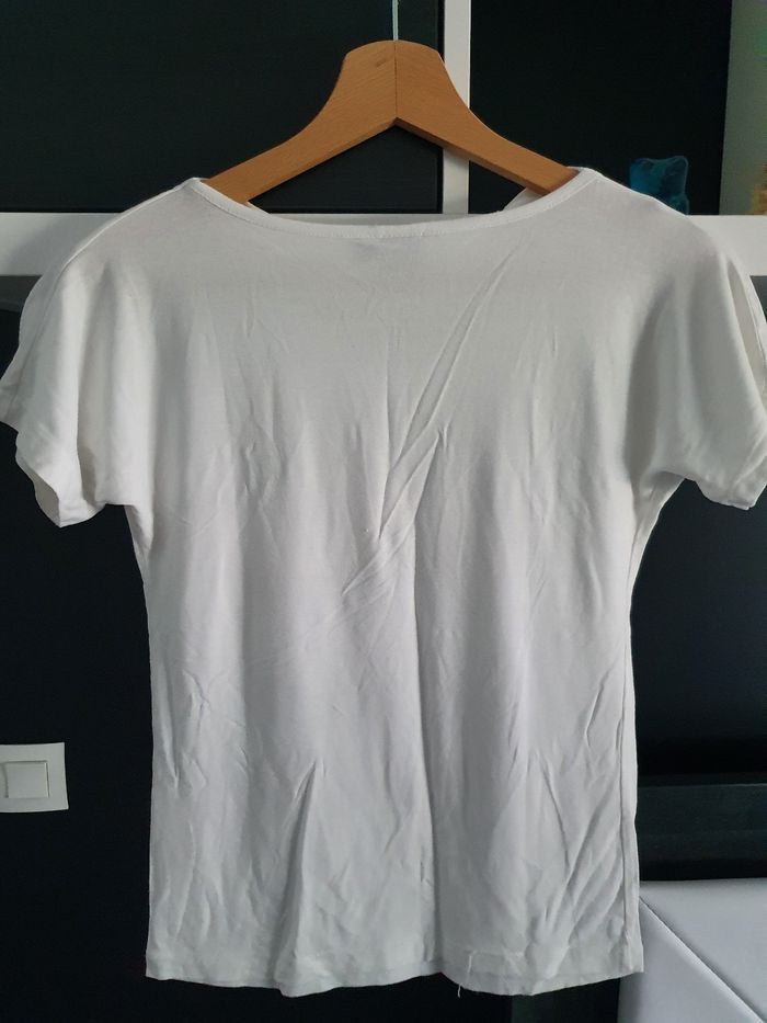 T-shirt blanc avec cœurs - photo numéro 3