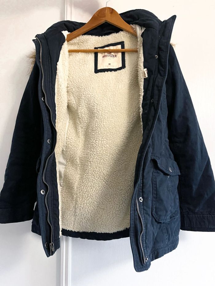 Manteau Hollister bleu marine avec logo rouge - photo numéro 15