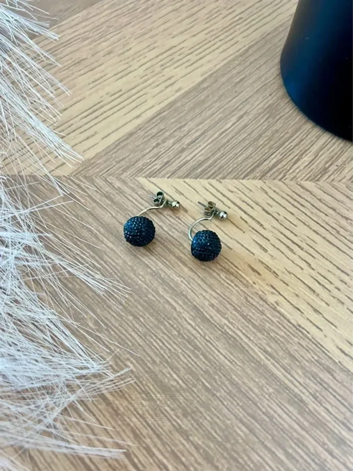 Boucles d’oreilles pendantes argentées avec perles et strass noirs – Élégantes et féminines - photo numéro 4