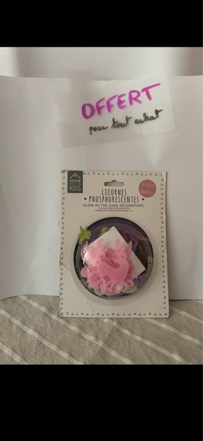 OFFERT pour tout achat Pochette deco 16 pièces licornes à - photo numéro 1