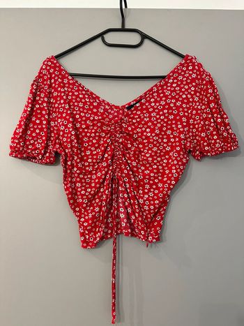 Petit haut rouge à fleur blanche kiabi taille S