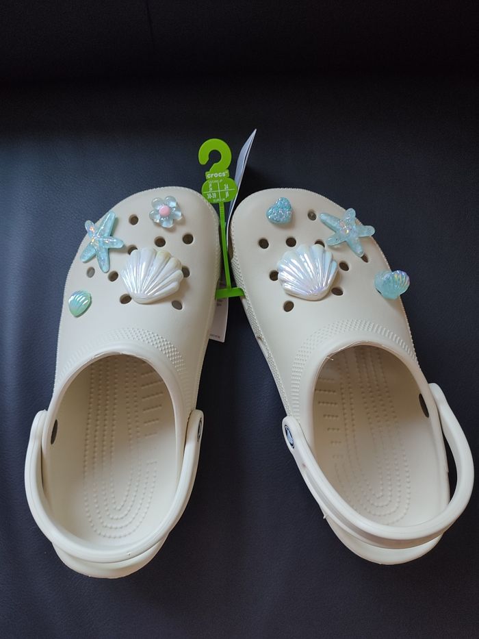Crocs avec charms 38/39 - photo numéro 4