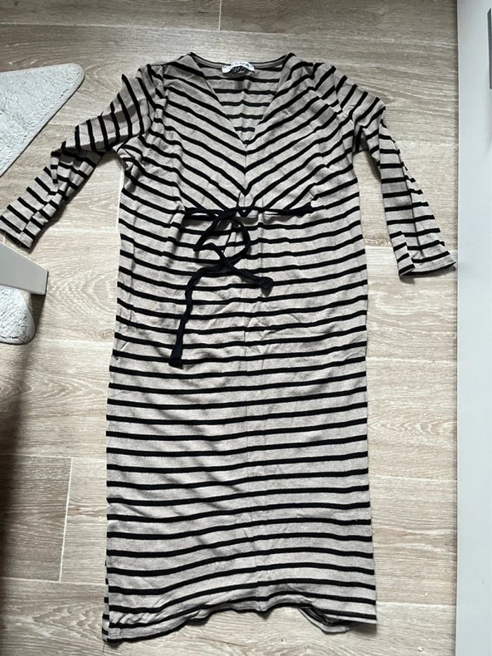 Robe moulante à rayures