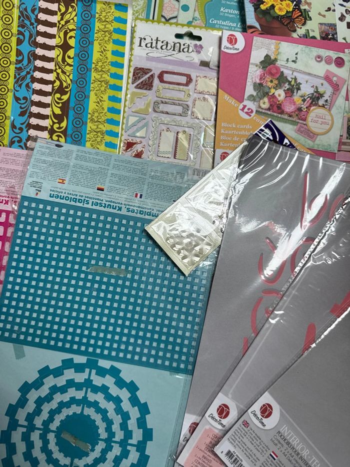 Gros lot de papiers scrapbooking pochoirs embellissements - photo numéro 6