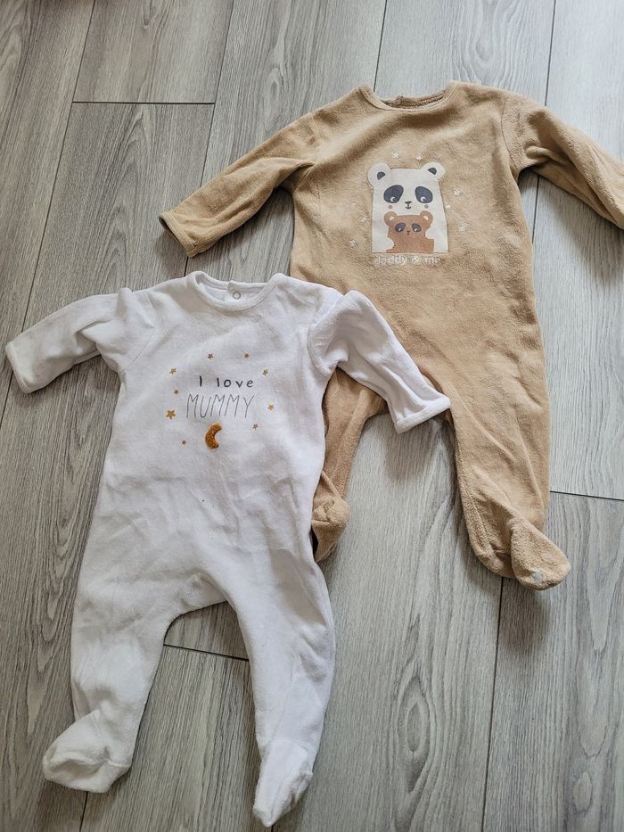 2 pyjamas taille 6 mois