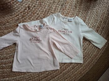 Lot de 2 t shirts manches tape à l'œil  longues fille 12 mois neufs