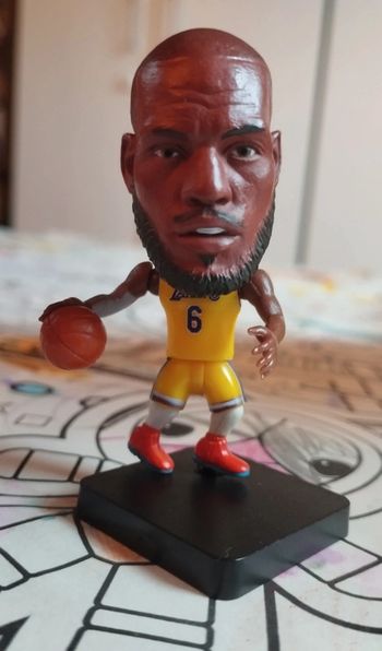 Petite figurine basketball NBA neuve Lebron James los Angeles Lakers maillot jaune