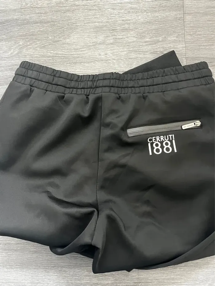 jogging femme Cerruti 1881 Noir et broderie blanche Taille XXL Parfait état - photo numéro 4