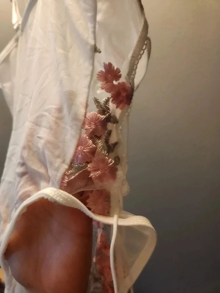Body blanc tulle et broderie fleurs roses - photo numéro 3