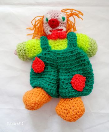 Peluche Clown faite main au crochet verte et orange