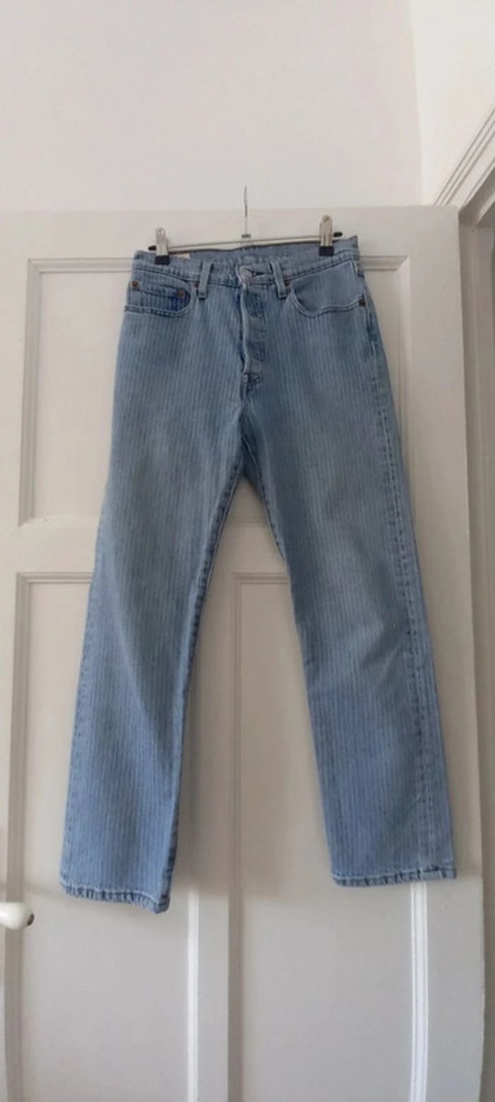 Jean Levi's 501 W26 L26 rayé bleu et blanc