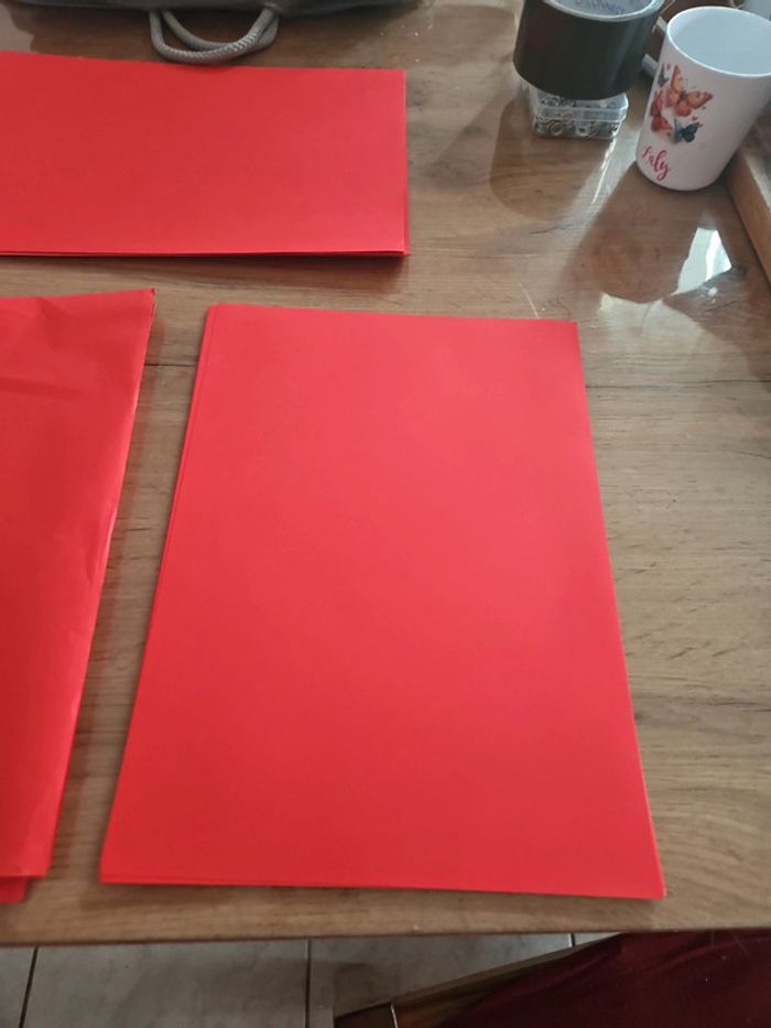 Lot de 31 feuilles rouge A4 - photo numéro 3