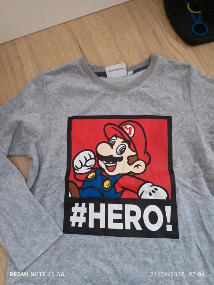 Magnifique haut de pyjama Mario en velours - photo numéro 2