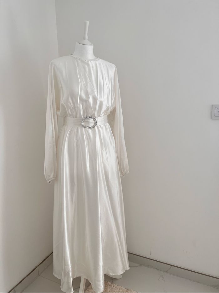 Robe blanche en satin