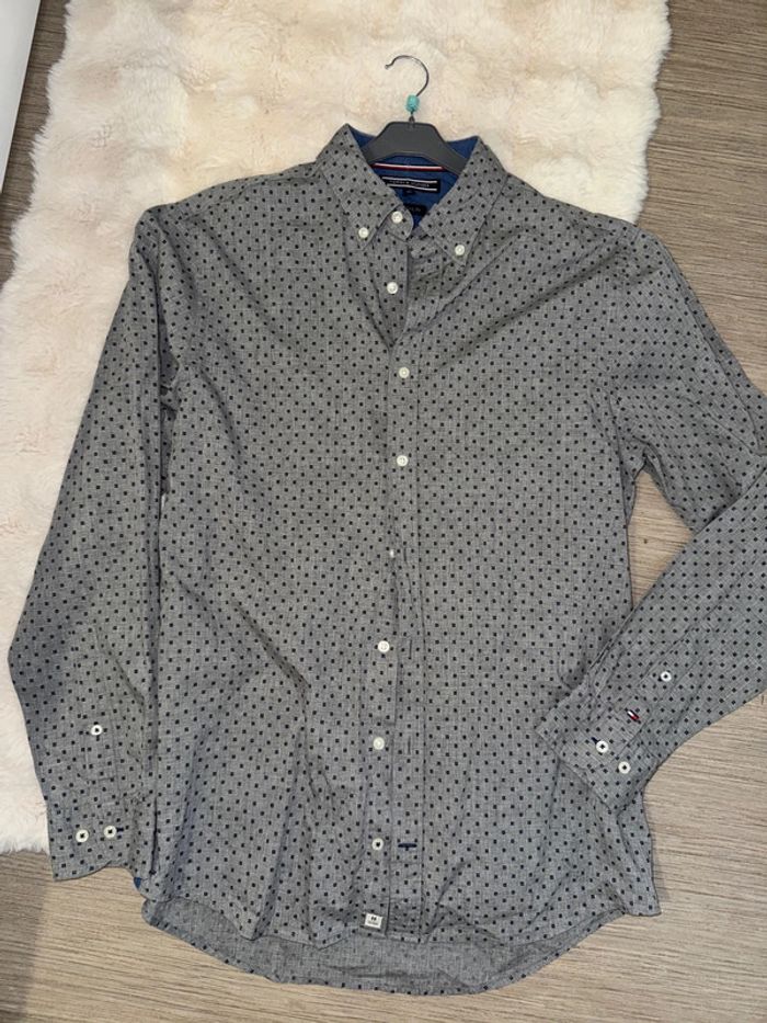 Très jolie chemise tommy Hilfiger porté très peu taille m