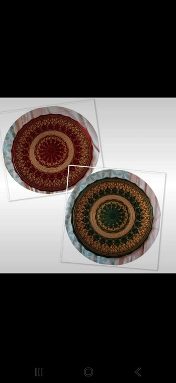 Lot de 2 assiettes une rouge et l'autre verte derrière de l'assiette couleur or diamètre 33 cm