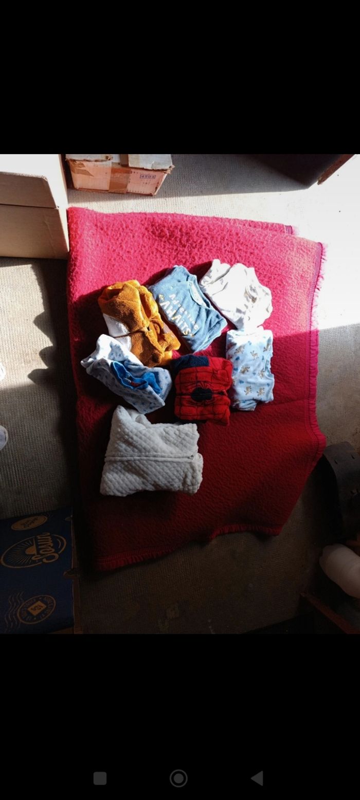 Lot surpyjama et pyjama 6 et9mois