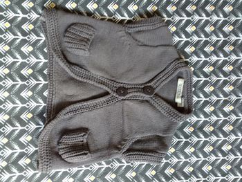 Gilet  manches courtes en marron 2 boutons de Tape à l'œil 6 mois