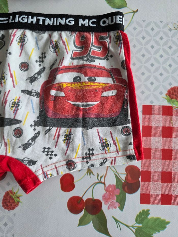 LOTS DE 2 BOXERS DISNEY PIXAR THE CARS ROUGE/,BLANC TAILLE 6/8 ANS - photo numéro 2