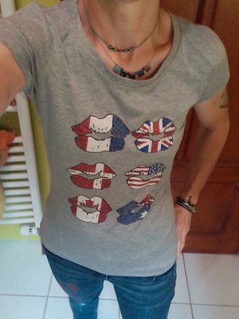 T-shirt gris femme motif drapeaux sur lèvres