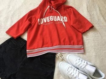 Haut sweat sport rouge et blanc à capuche et cordons avec manches 3 quarts crop-top
