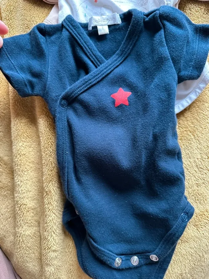 Lot 3 bodies taille naissance, petit 1 mois manches courtes - photo numéro 2