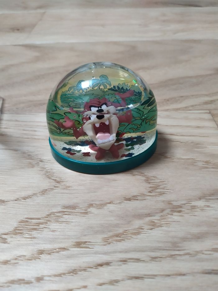 Boule à neige démon et merveilles Taz à genou