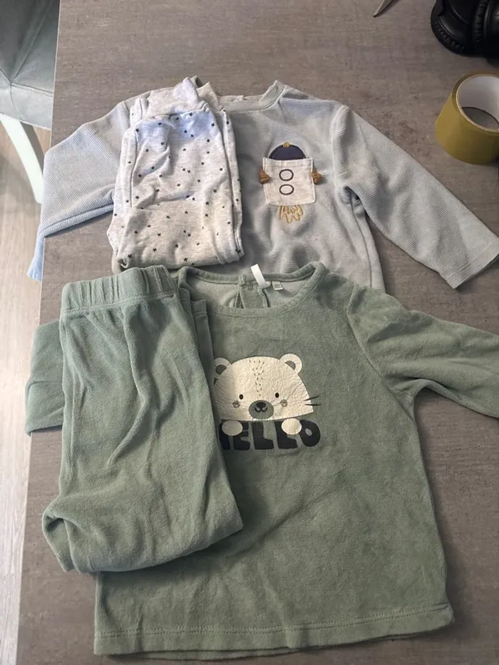 Lot 2 pyjamas 23 et 36 mois