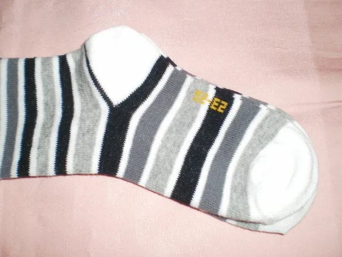 lot chaussette MONOPRIX KIDS T23/26 UNE PAIRE ET L autre pas de marque - photo numéro 4