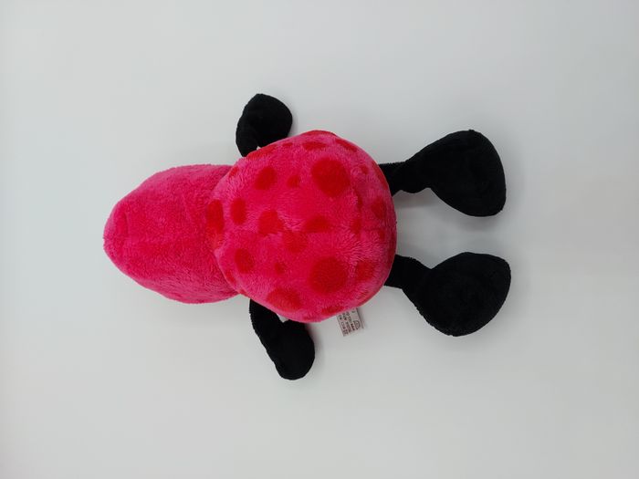 Peluche doudou coccinelle rose à capuche NICI pois rouge noir beige 20 cm assise - photo numéro 3