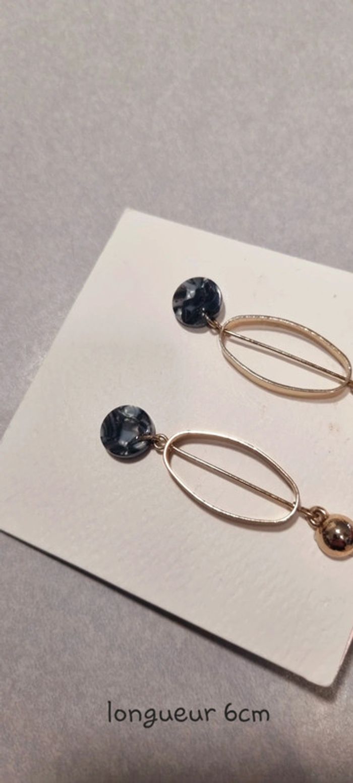 Boucles d'oreilles dorées résine noir et blanc bershka neuve avec étiquette - photo numéro 3