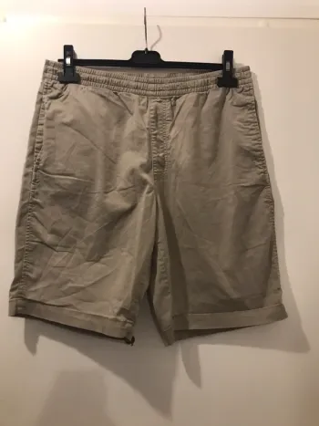Short bernuda uni olo homme avec poche sur le côté et derrière crème taille L
