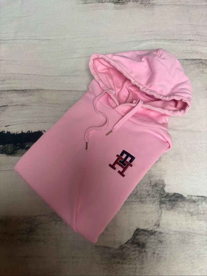Sweat à capuche Tommy Hilfiger taille L rose bonbon logo brodé