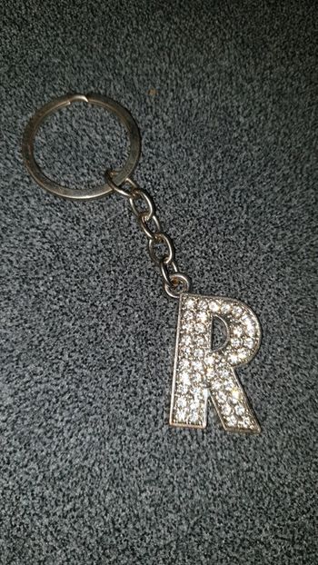 Porte clés initial R argenté et strass